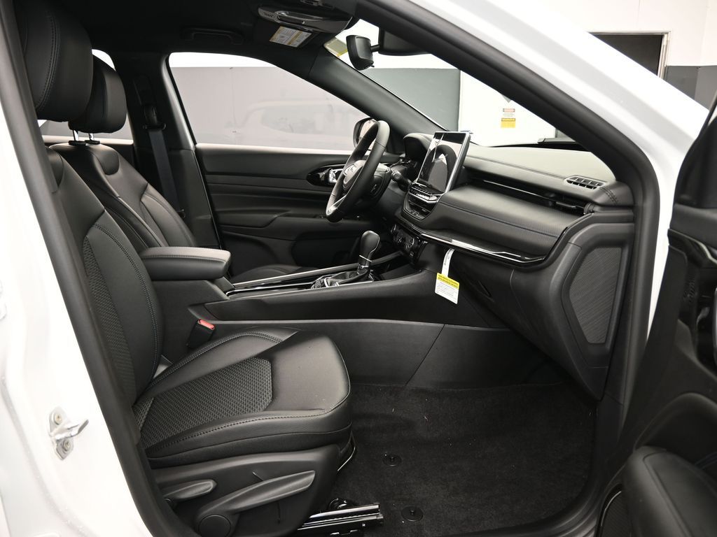 New 2026 bright white clearcoat Jeep Latitude image 37