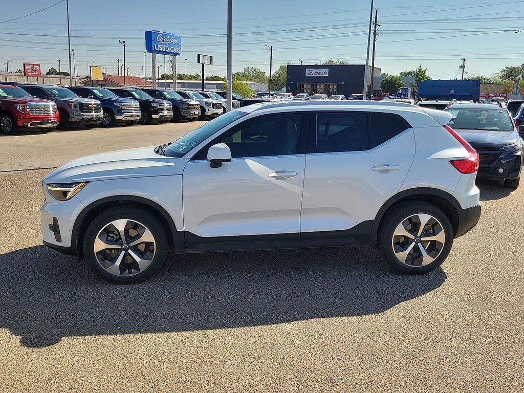 2023 Volvo XC40 B4 Plus Bright Theme - 5