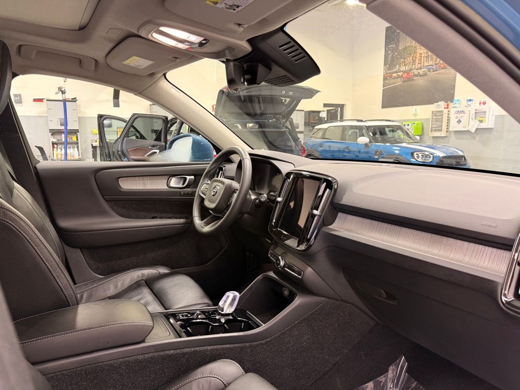 Thumbnail: 2023 Volvo XC40 - 28