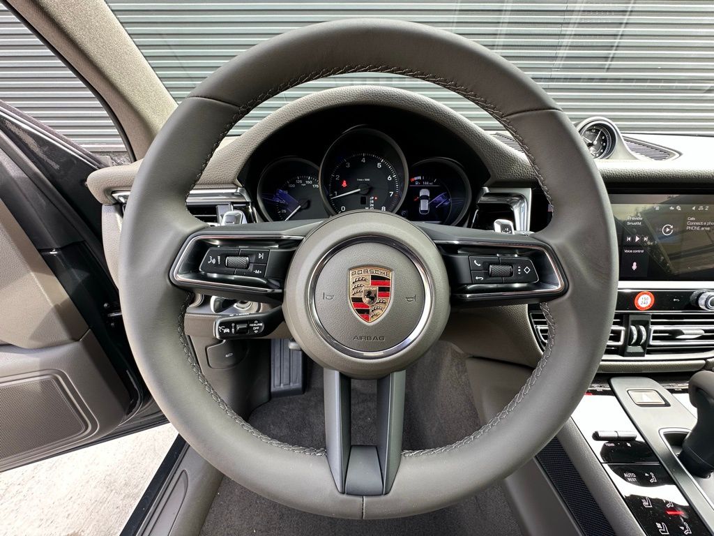 Thumbnail: 2025 Porsche Macan - 17