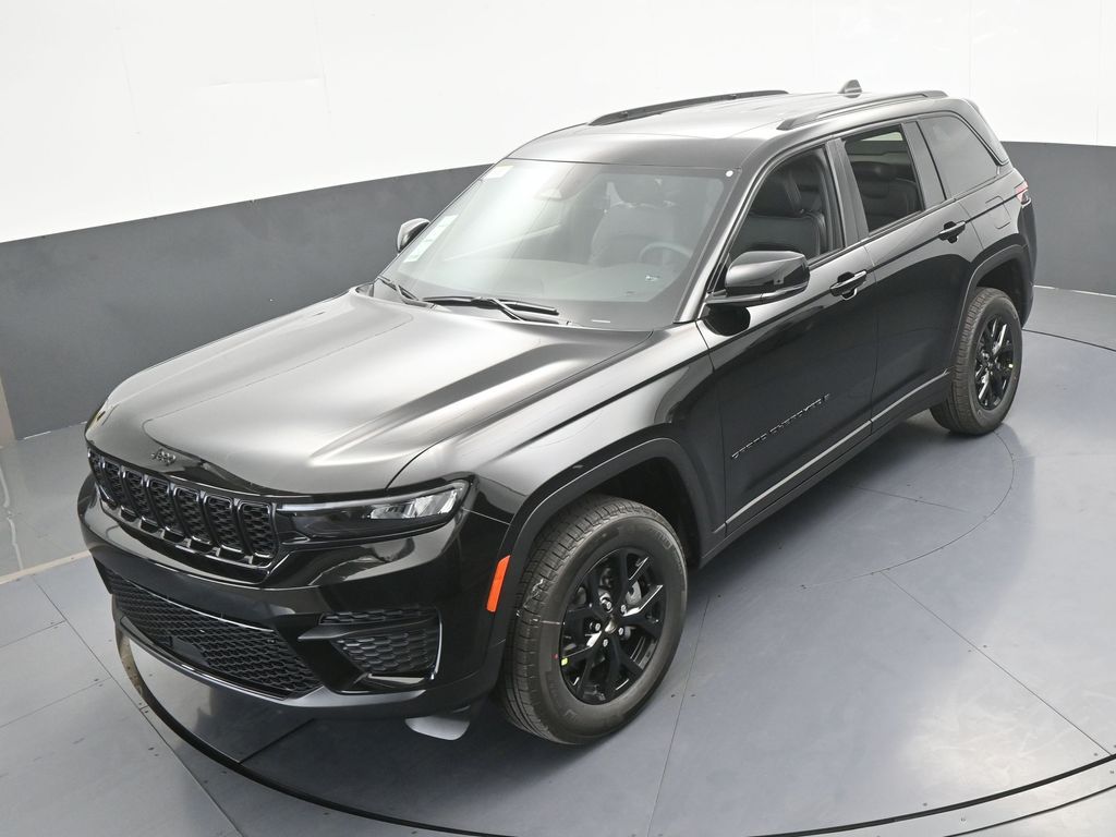 New 2025 Diamond Black Crystal Pearlcoat Jeep Laredo image 40