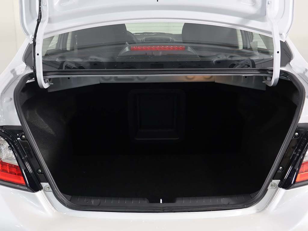 Used 2024 White Mitsubishi SE image 17