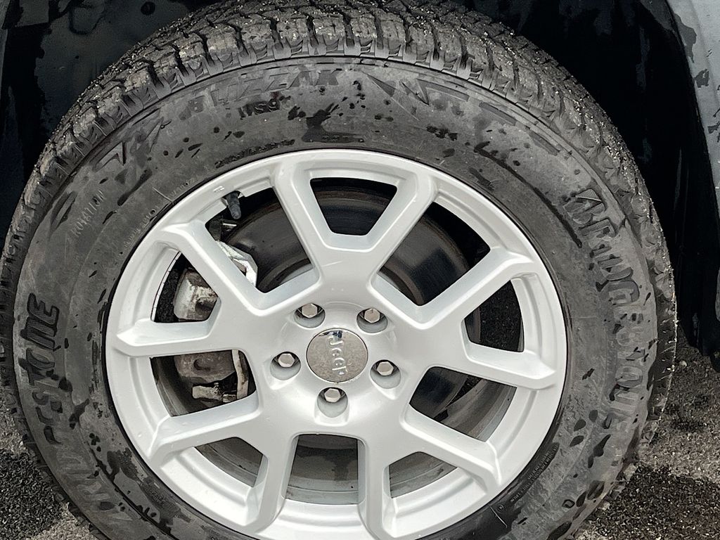 Used 2021 Blue Jeep Latitude image 31
