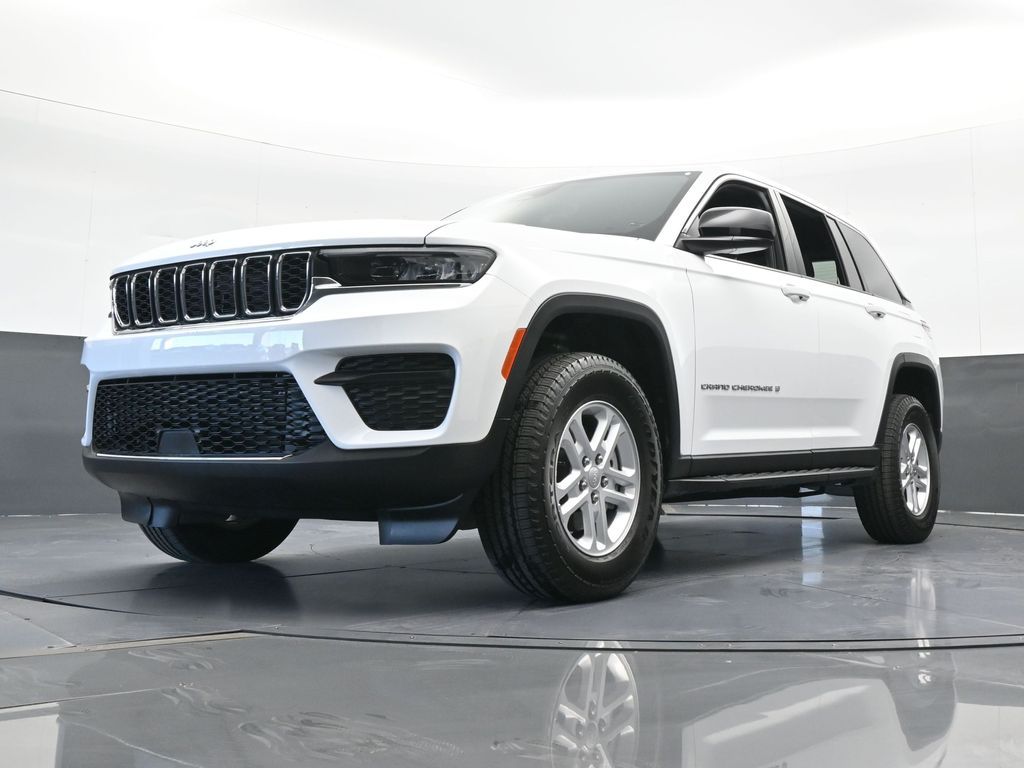 Used 2025 Bright White Clearcoat Jeep Laredo image 27