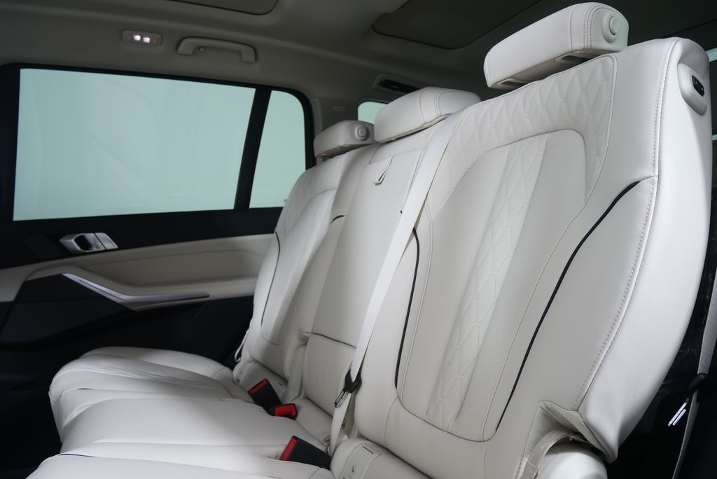 Thumbnail: 2026 BMW X7 - 15