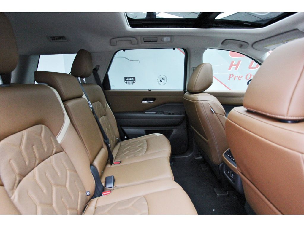 2026 Nissan Pathfinder Platinum - 8