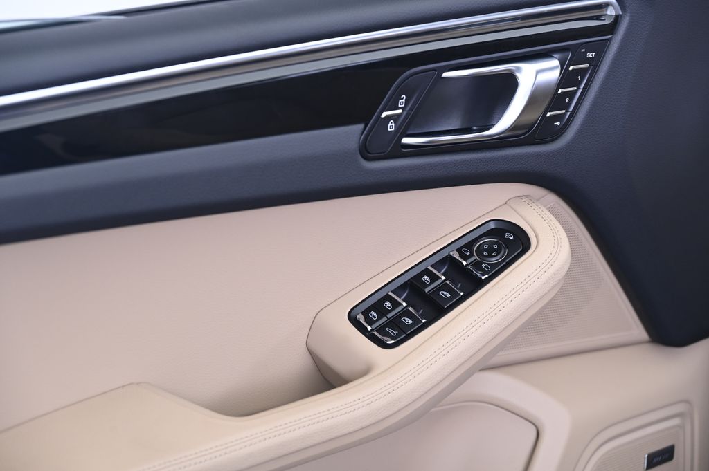 Thumbnail: 2025 Porsche Macan - 27