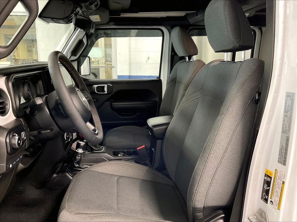 2024 Jeep Wrangler — photo 10
