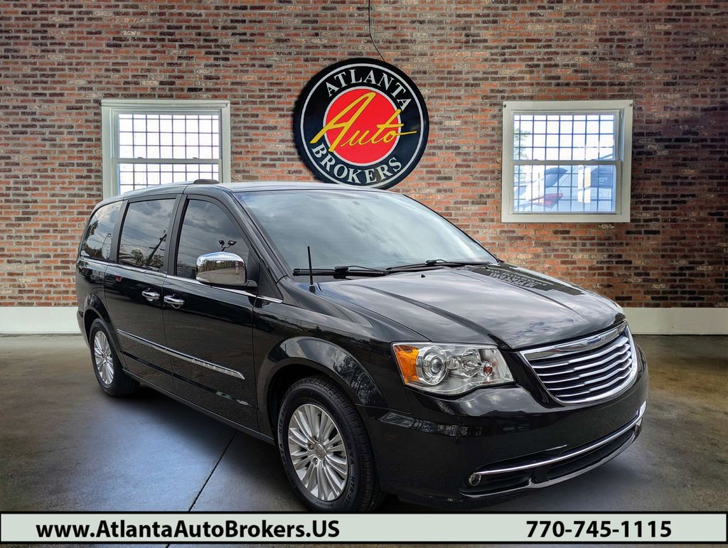 2013 Chrysler Town & Country Limited FWD