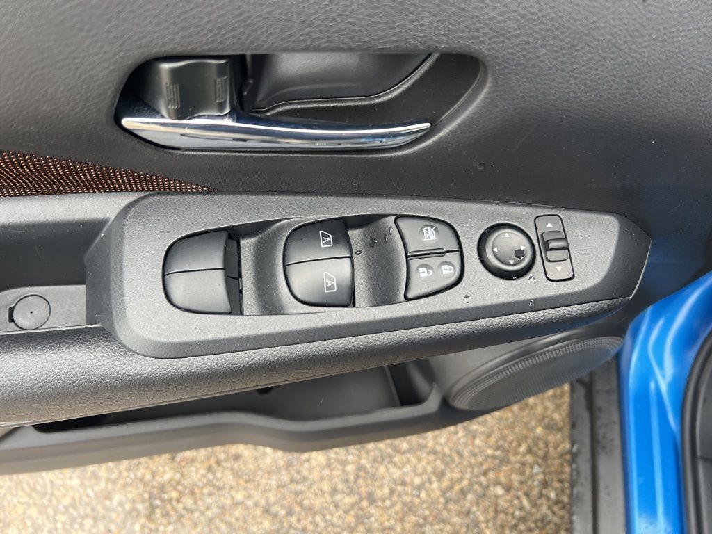 2024 Nissan Kicks SR photo