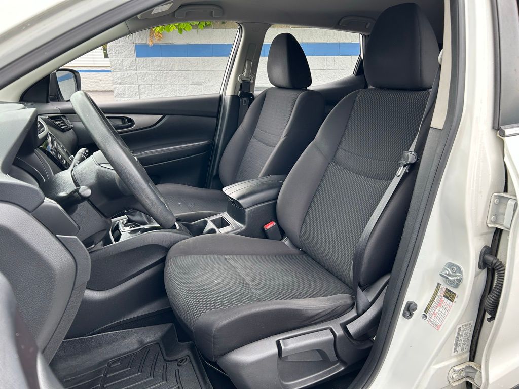 2017 Nissan Rogue Sport S 16