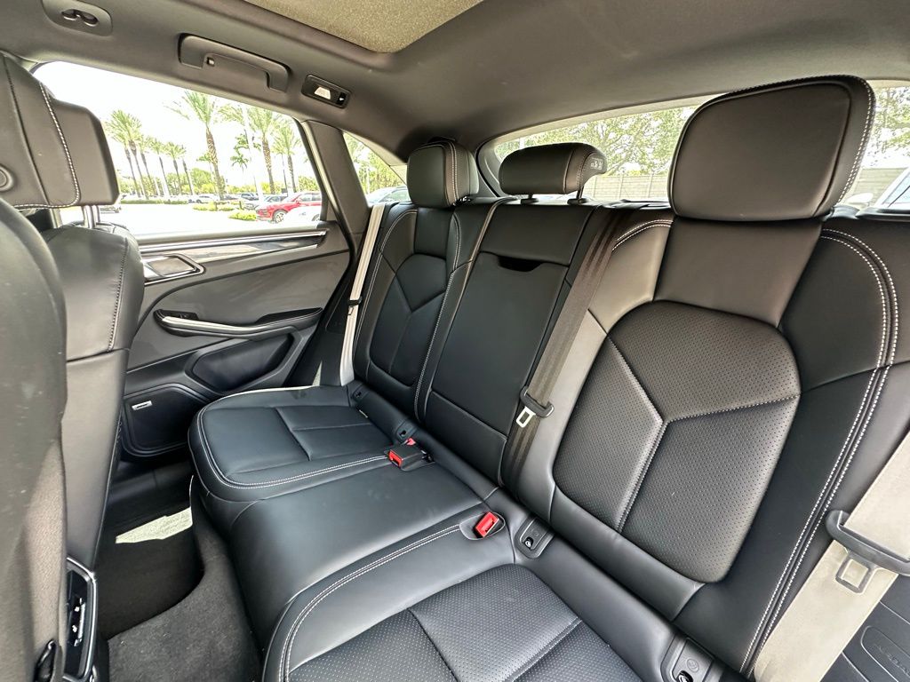 2025 Porsche Macan  29