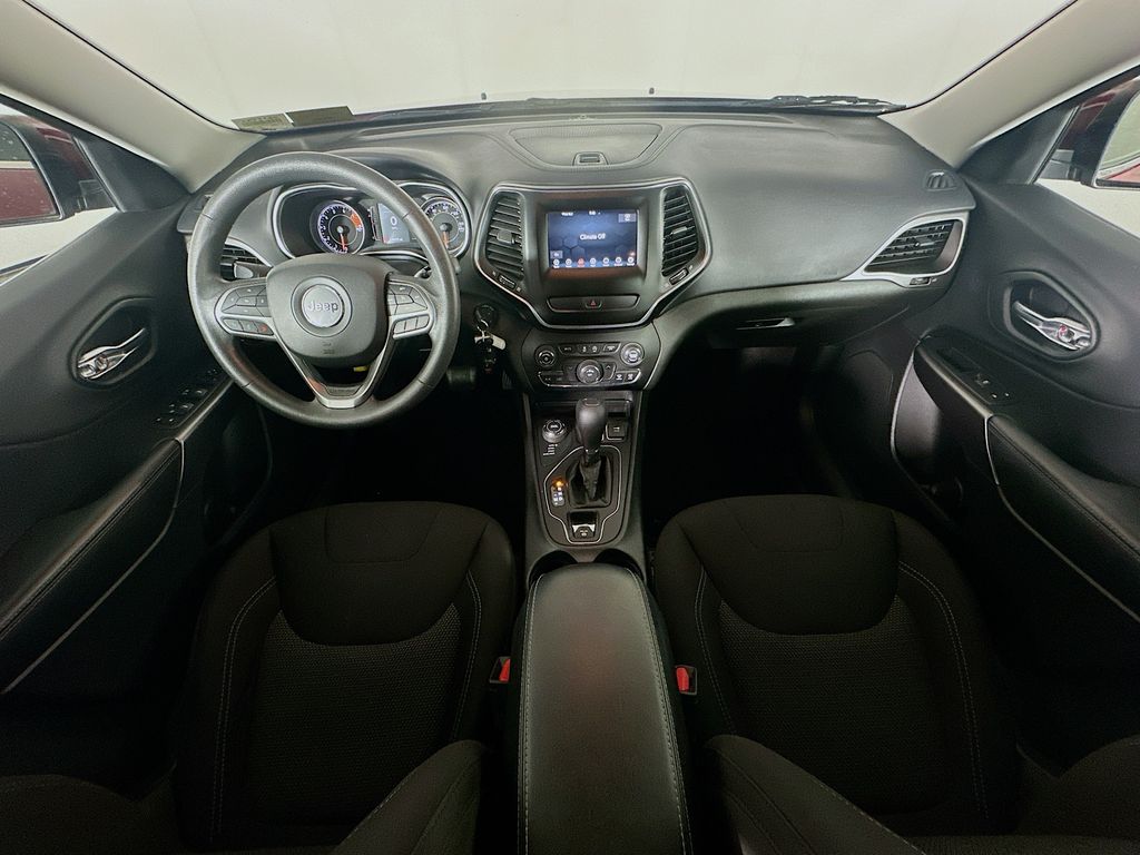 Used 2019 Red Jeep Latitude image 10