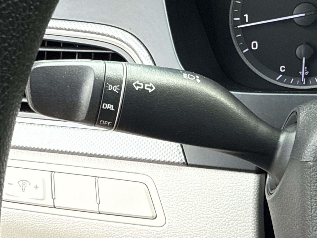 Used 2015 Silver Hyundai SE image 24