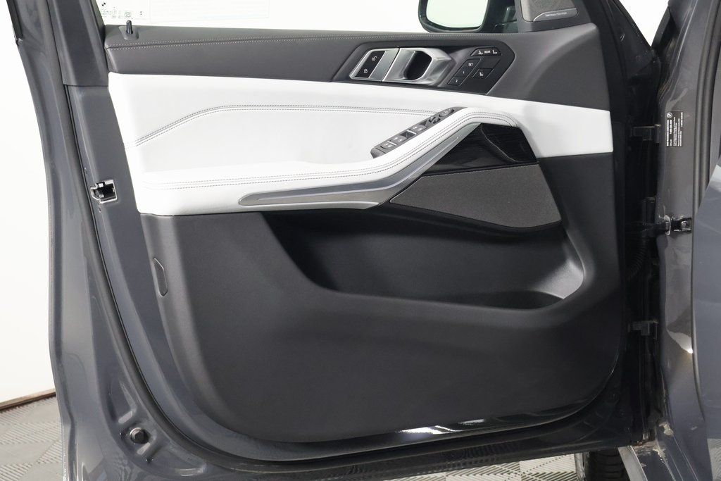 Thumbnail: 2026 BMW X7 - 8