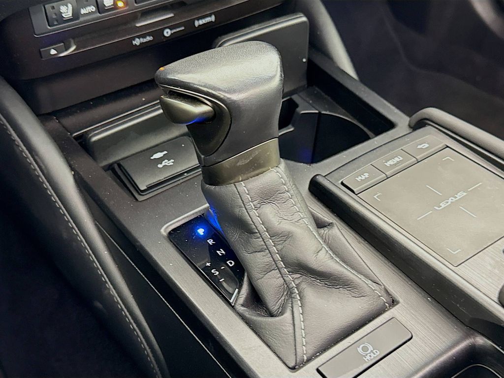Thumbnail: 2021 Lexus ES - 17