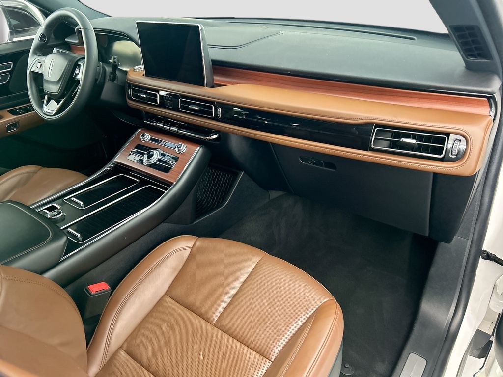 Thumbnail: 2023 Lincoln Aviator - 16