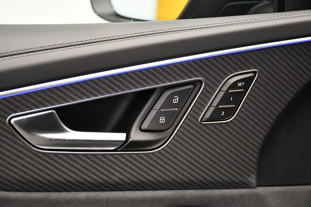 Thumbnail: 2026 Audi RS Q8 - 32