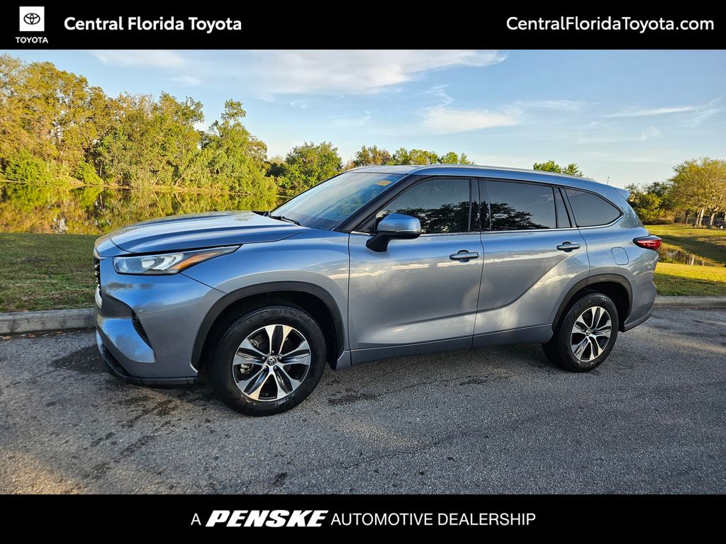 2022 Toyota Highlander XLE Hero Image