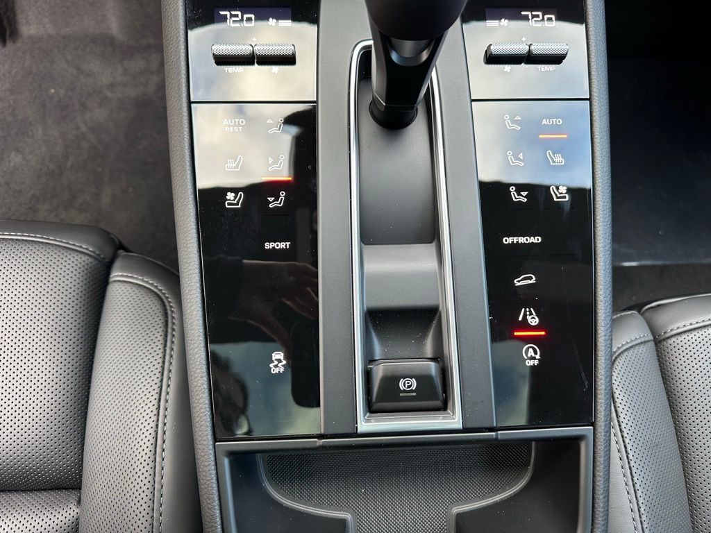 Thumbnail: 2026 Porsche Macan - 24