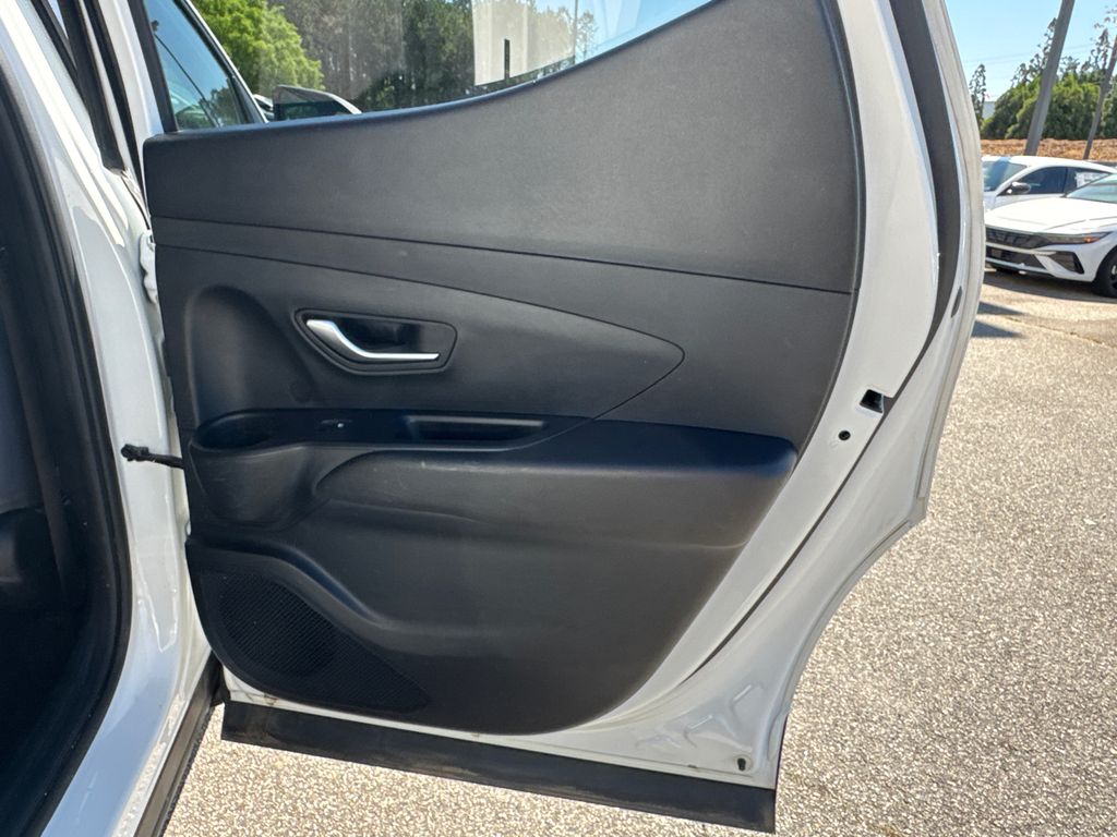 Used 2023 White Hyundai SEL image 16
