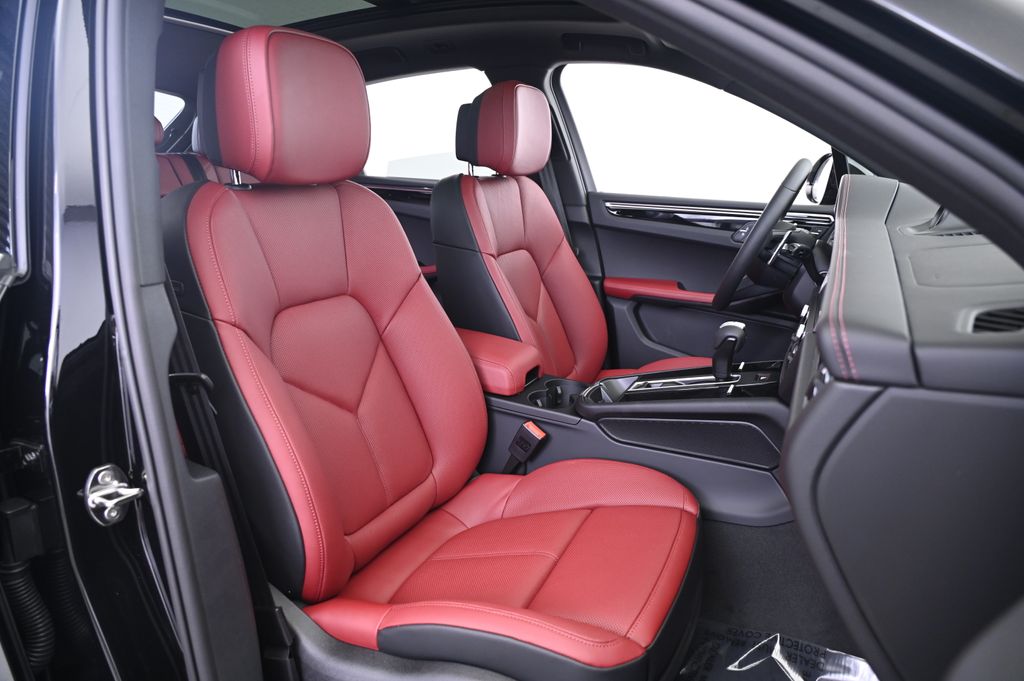 Thumbnail: 2025 Porsche Macan - 28