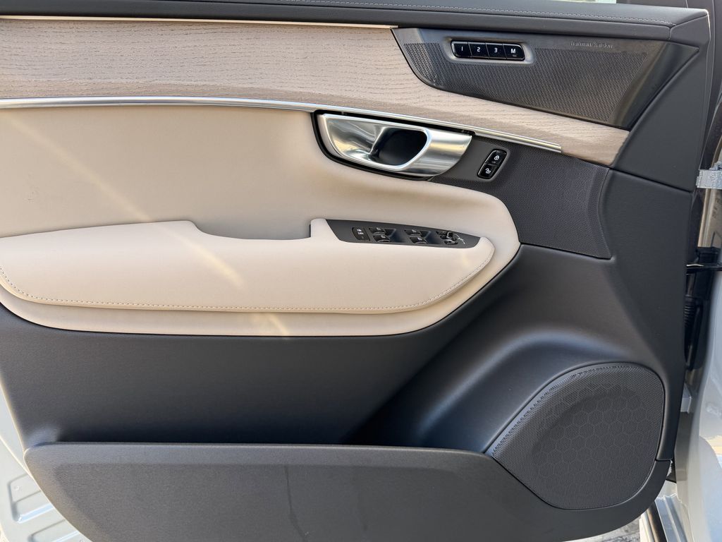 New 2026 Vapour Gray Volvo B6 Plus 7-Seater image 10