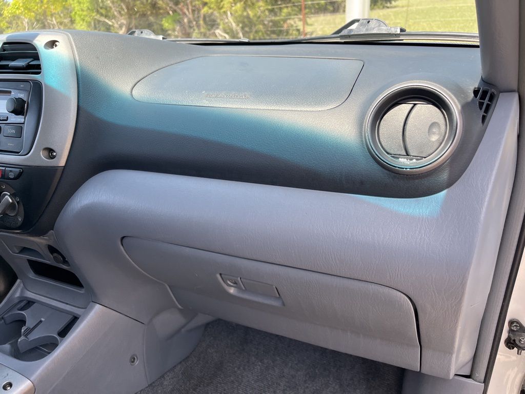 2003 Toyota RAV4 Base 27