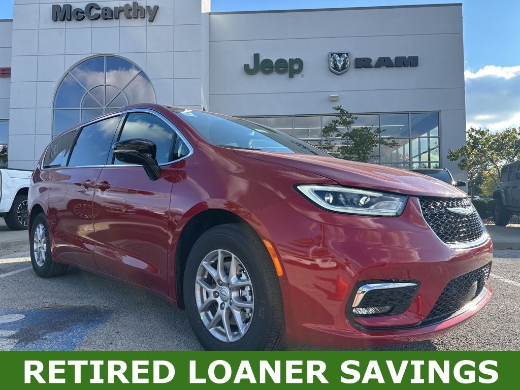 2026 Chrysler Pacifica Select's photo
