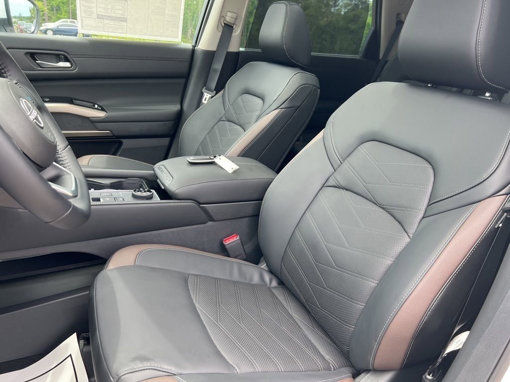 2025 Everest White Pearl Tricoat Nissan Pathfinder Platinum 4X4 SUV
