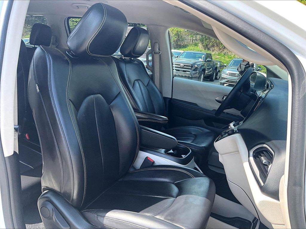 2023 Chrysler Pacifica — photo 11