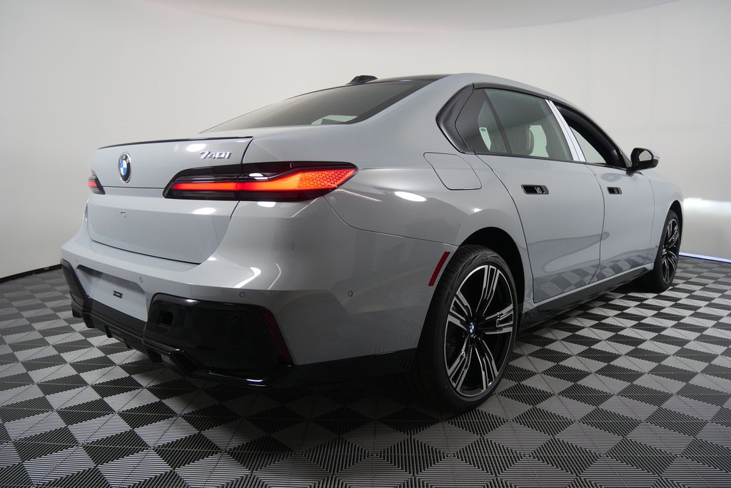 Thumbnail: 2025 BMW 7 Series - 3