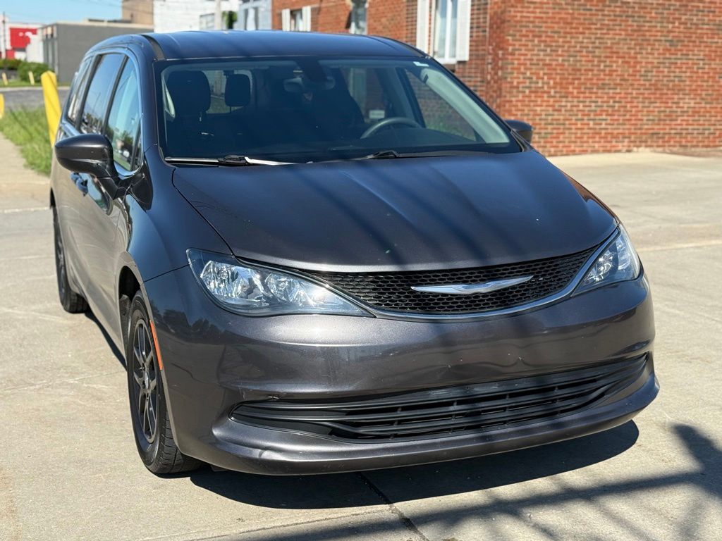 2017 Chrysler Pacifica Touring's photo
