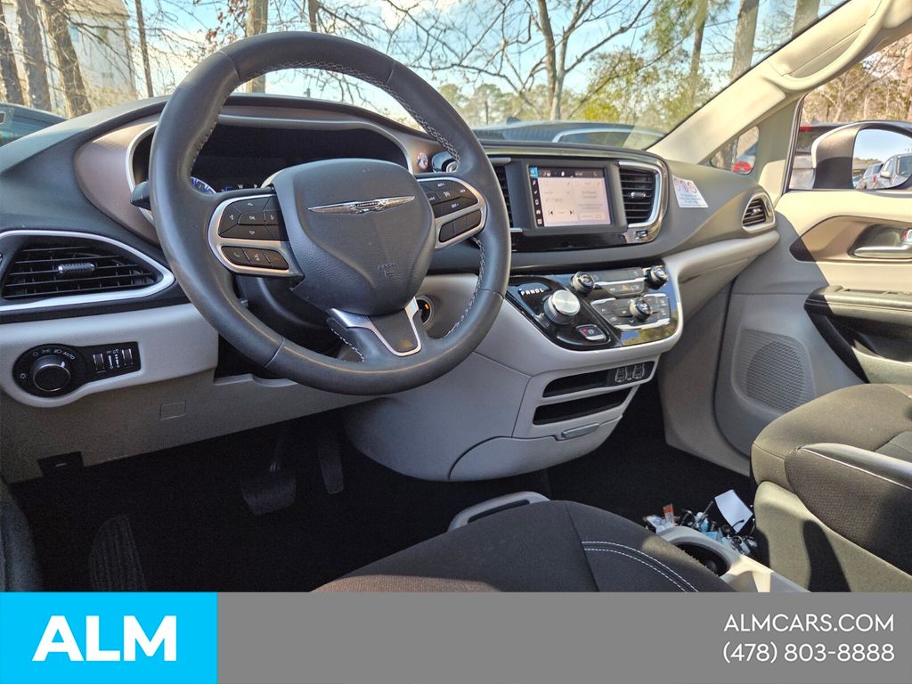 Used 2022 White Chrysler LX image 8