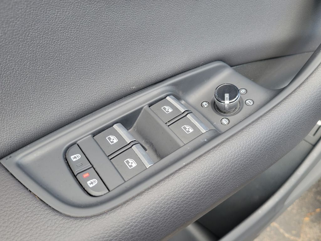 Thumbnail: 2023 Audi Q8 - 28