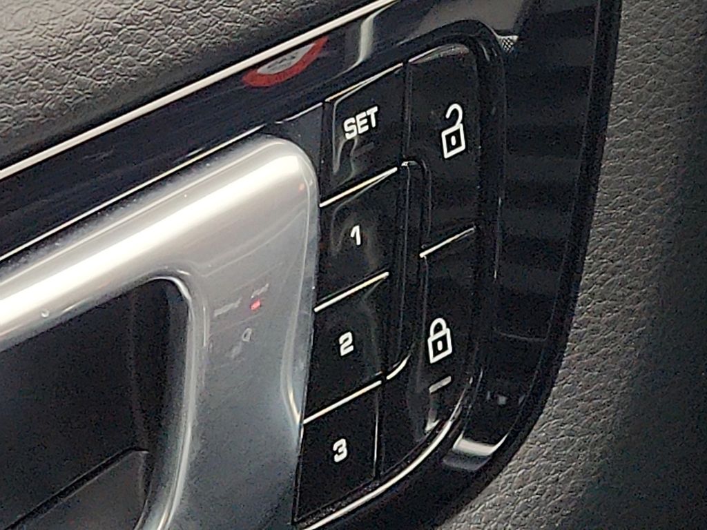 Thumbnail: 2021 Porsche Cayenne - 24