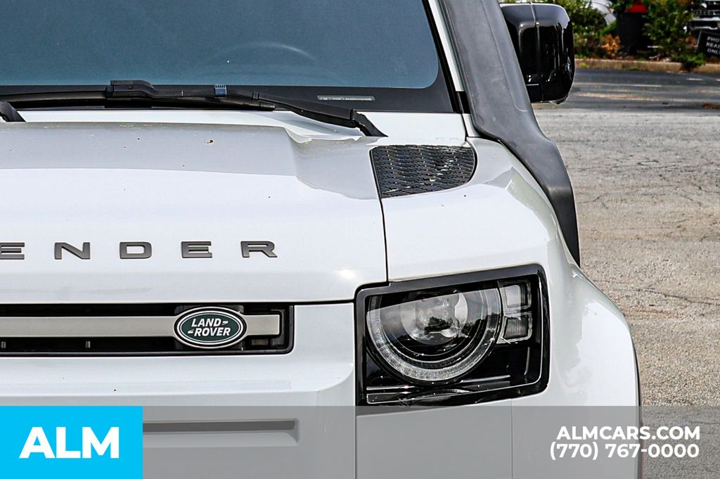Used 2022 White Land Rover X-Dynamic SE image 14