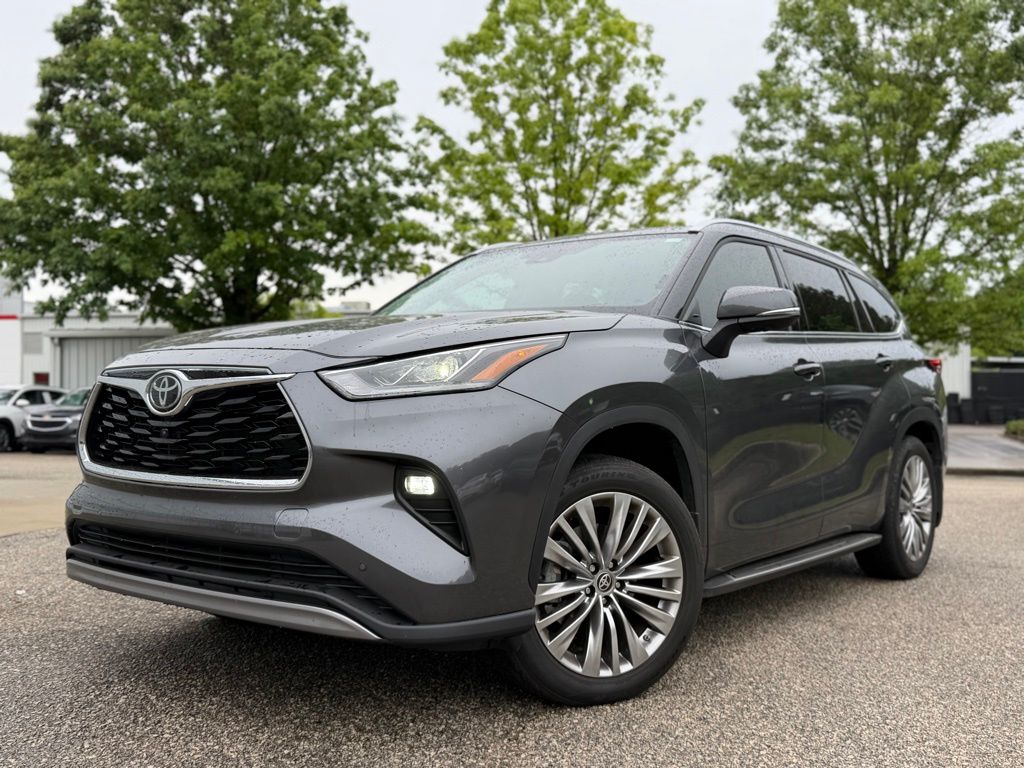 2023 Toyota Highlander Platinum FWD's photo