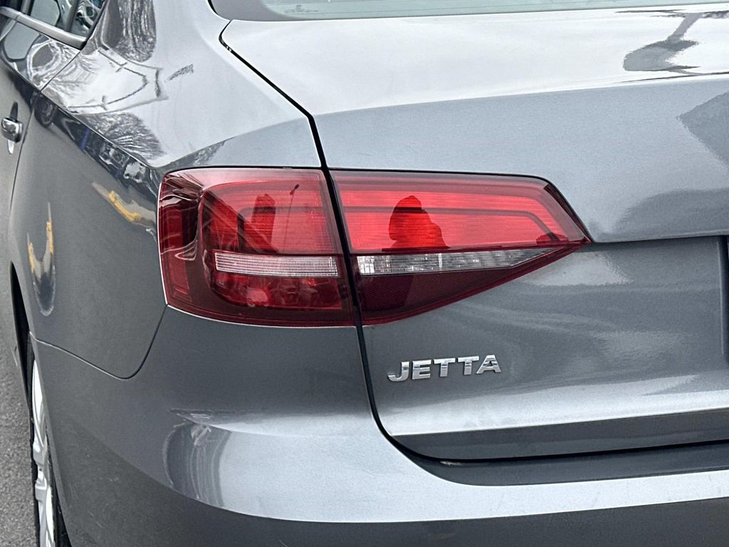 Thumbnail: 2018 Volkswagen Jetta - 10