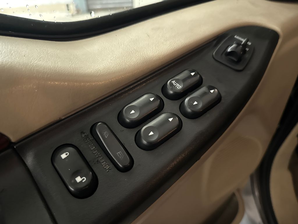 Used 2005  Ford Lariat image 16