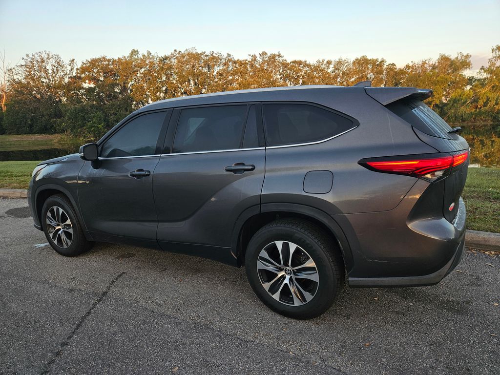 2022 Toyota Highlander XLE 3