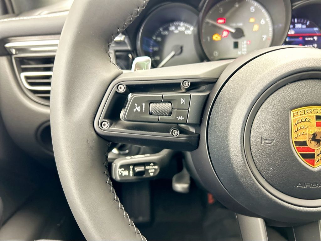 Thumbnail: 2026 Porsche Macan - 14