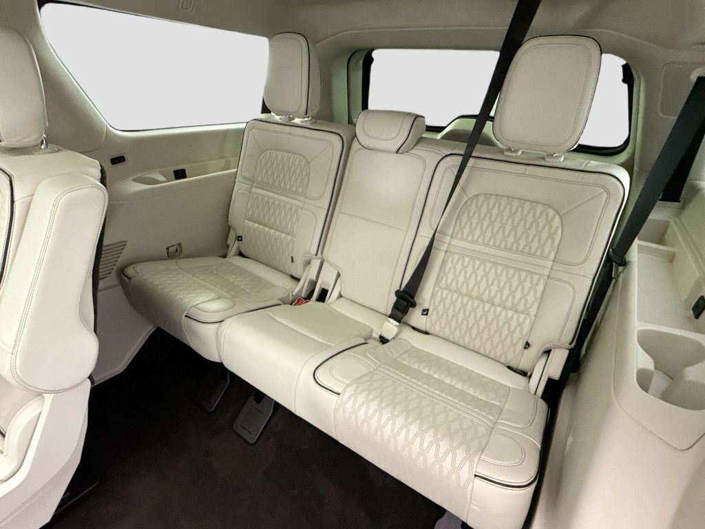 Thumbnail: 2023 Lincoln Navigator L - 24