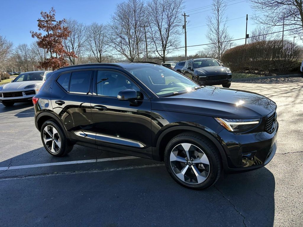 /2025 Volvo XC40