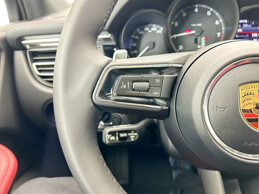 Thumbnail: 2026 Porsche Macan - 14