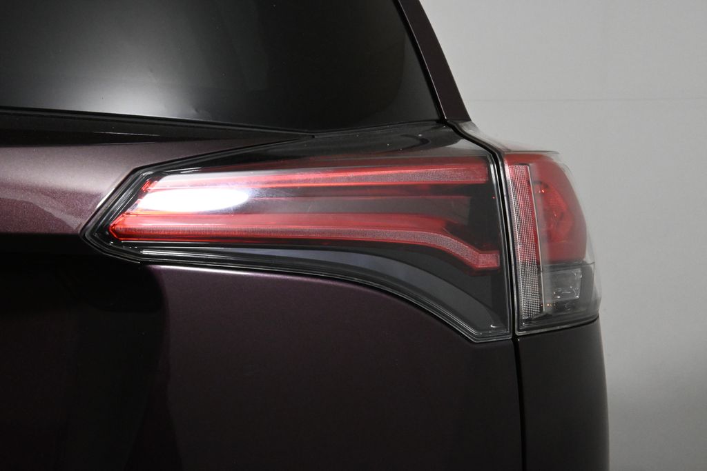 2018 Toyota RAV4 XLE 14
