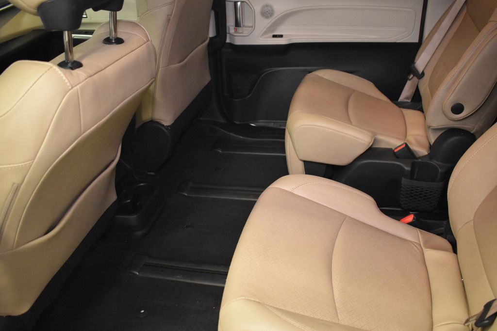 Thumbnail: 2022 Toyota Sienna - 25