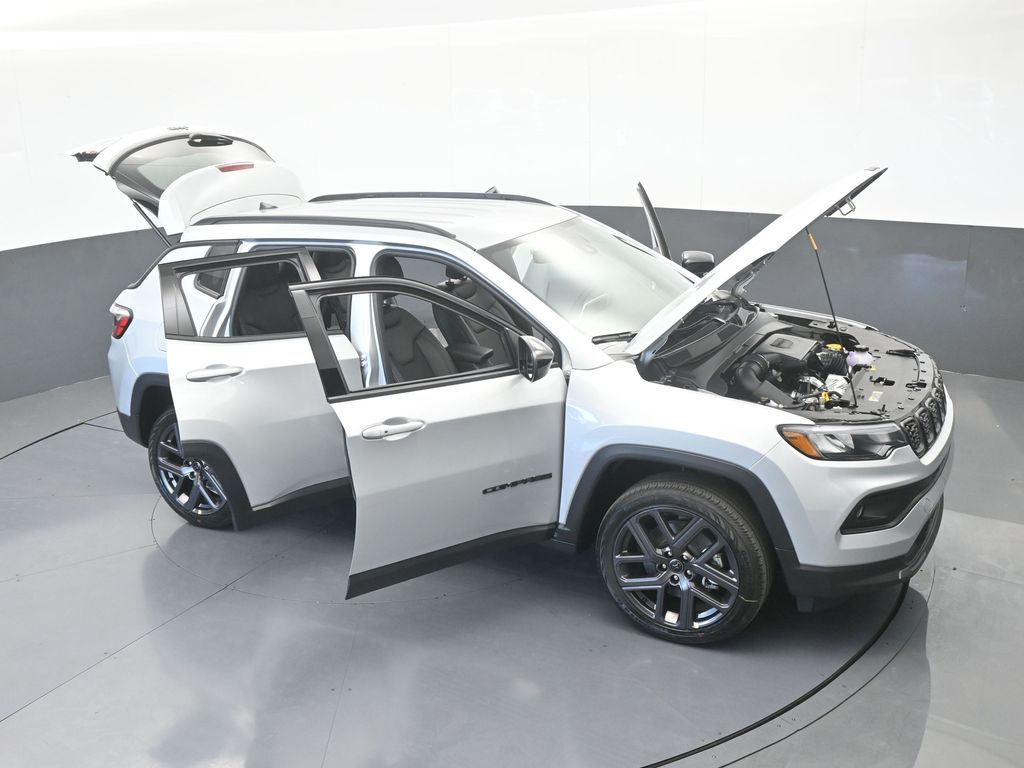 New 2026 silver zynith metallic clearcoat Jeep Latitude image 66