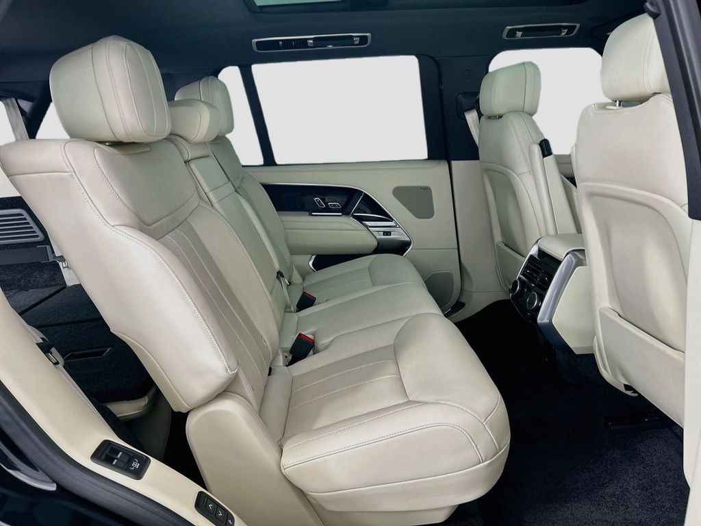 Used 2025  Land Rover SE image 21