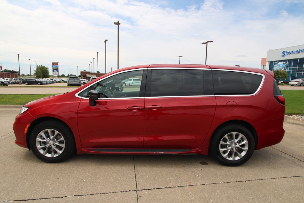 Used 2026 Chrysler Pacifica Van